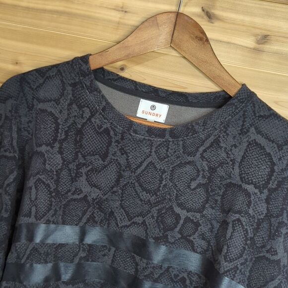 Sundry Womens Top Small Gray Snake Print Casual Sweatshirt Size 1 - Picture 2 of 10